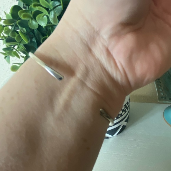 Beautiful swirl sterling silver 925 minimalist modern cuff bracelet - Picture 4 of 4